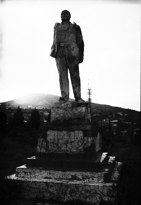 Бугор с Лениным типа. Говорят сифилис в натуре.