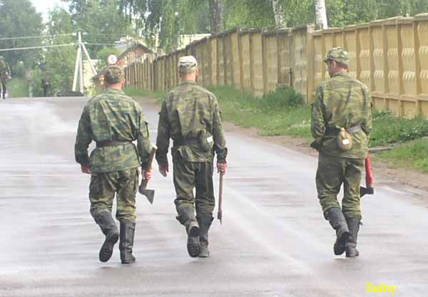 А кому не хватило автоматов- выдали топоры.