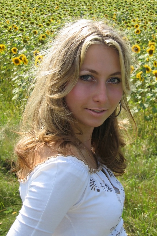 Девушка в подсолнухах