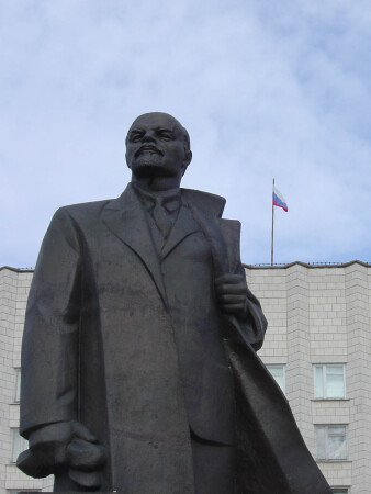 Ленин жив,Ленин жил,Ленин будет жить!