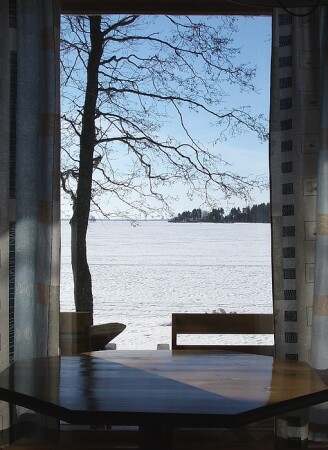 С видом на озеро