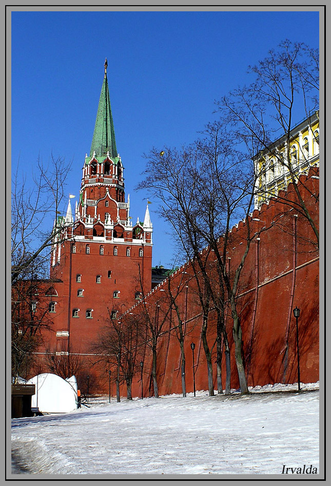 А в Москве еще зима...