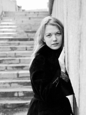 По стеночке