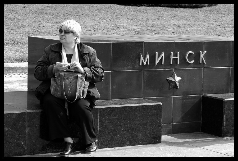 около монумента.