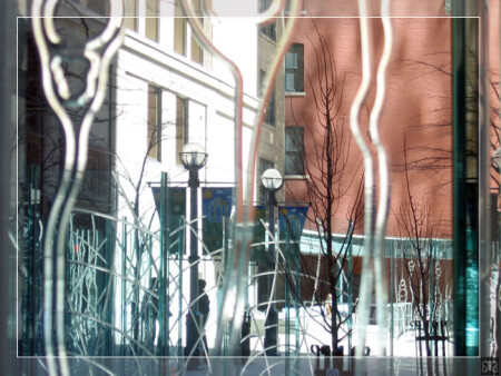 весенний дворик где-то в центре города [a downtown place somewhere in spring]