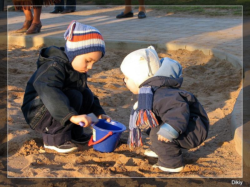 Kids: песочкааа аааам.