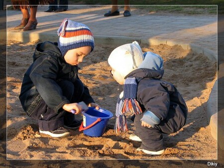 Kids: песочкааа аааам.