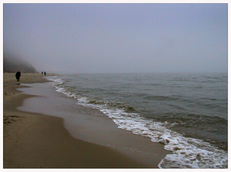 Идушие берегом моря.