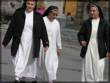 Монахини в ритмах РЭП