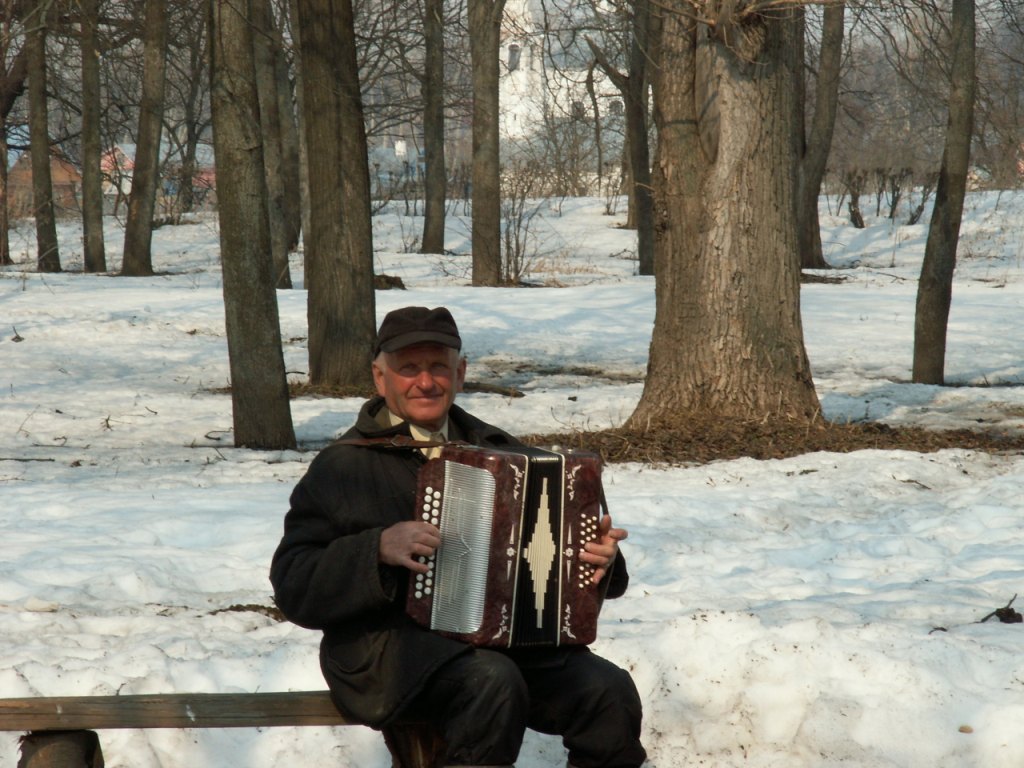 у прохожих на виду...