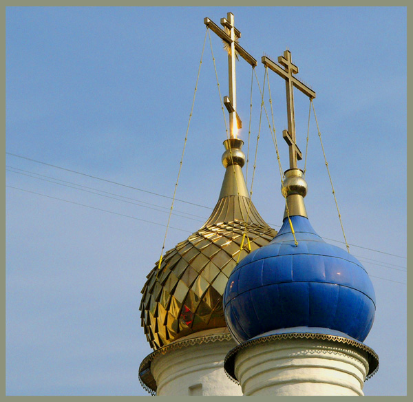 Купола в России кроют золотом,чтобы чаще Господь замечал....