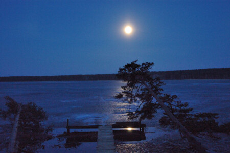 Полнолуние на синем озере