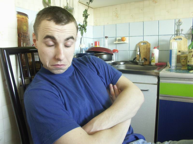 Пьяный мужчина исполняет мимику лица