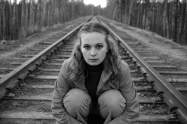 Девочка на рельсах