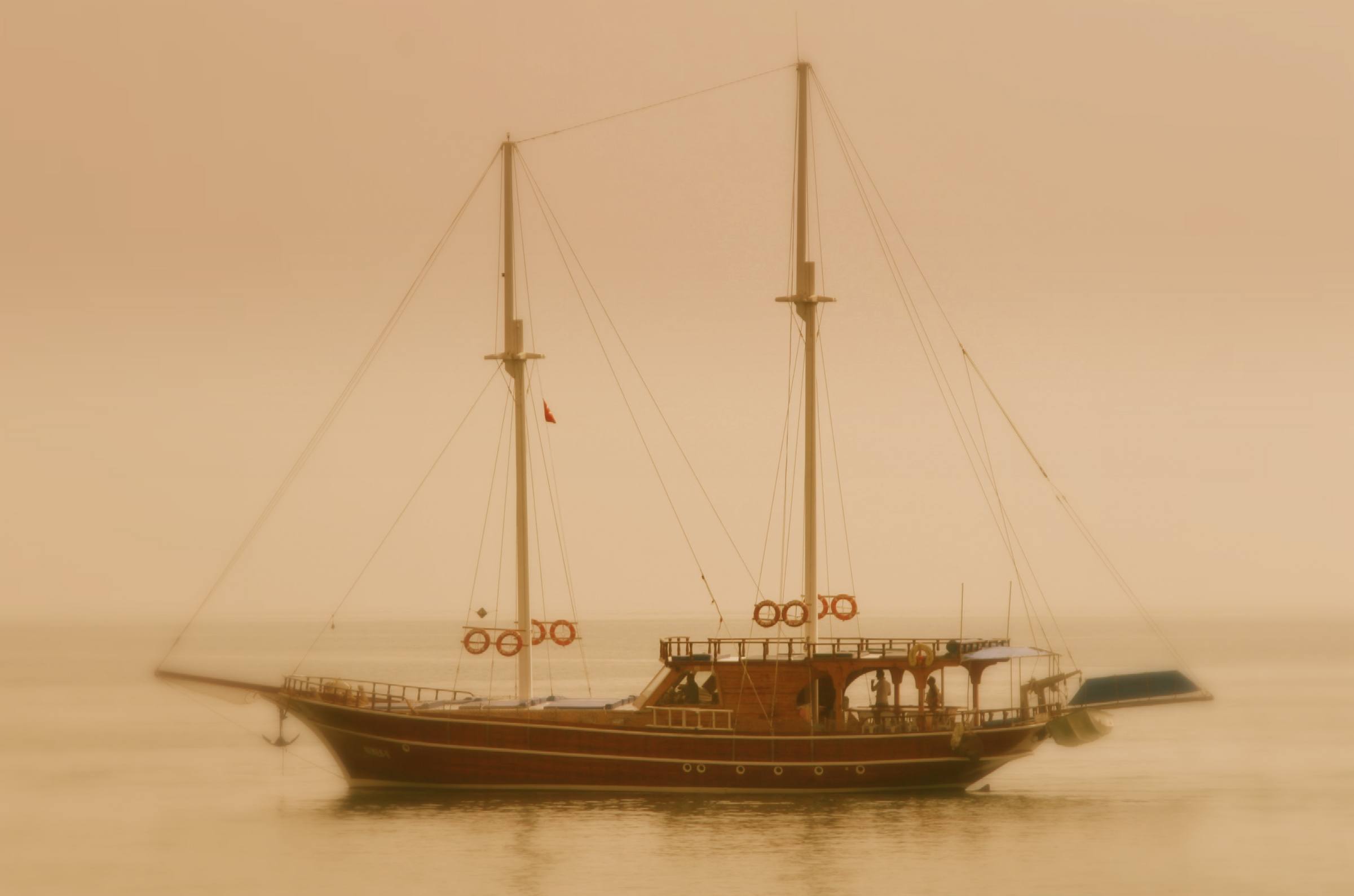 В тумане моря...