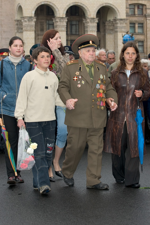 Еще поглядим, кто кого ведет за руку!