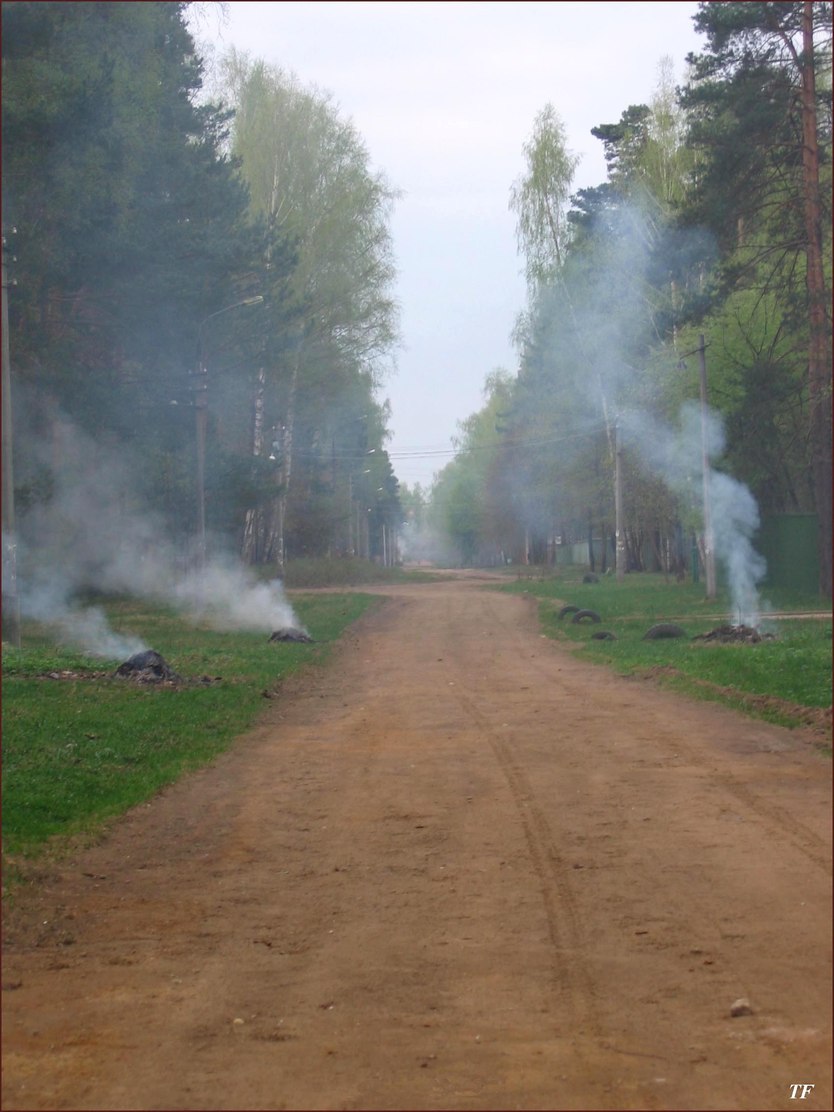 Дорога уходит в дым