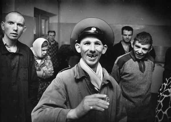 человек в военной фуражке
