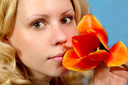 Юля и тюльпан 