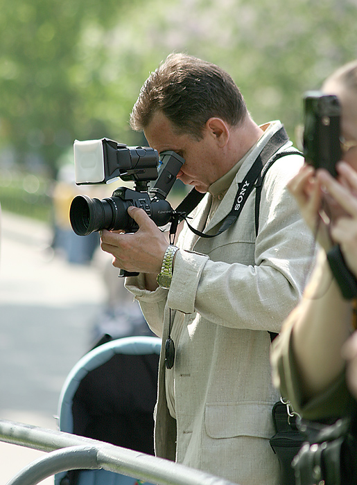 Фотография фотографа фотографирующего жирафа.
