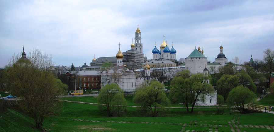 Троице-Сергиева Лавра перед дождем