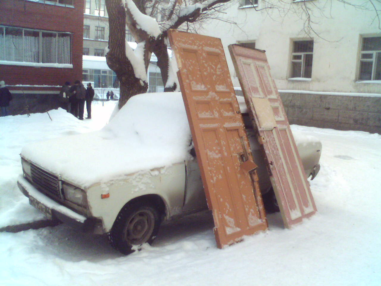 Запасные двери!