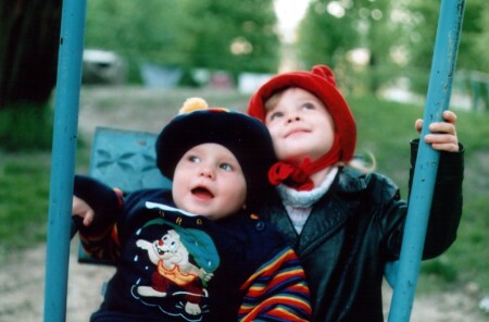 На качелях-каруселях