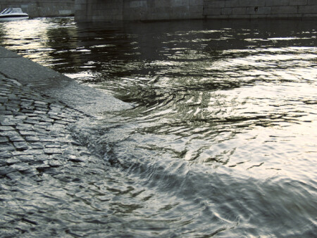 Прошла тяжелая волна, на берегу....