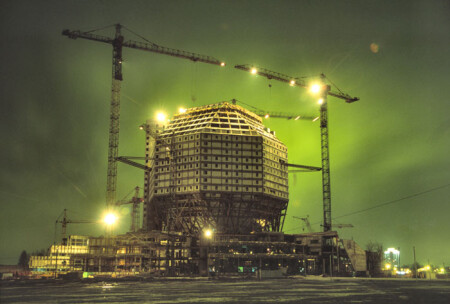 строительство стоит, а жизнь идет