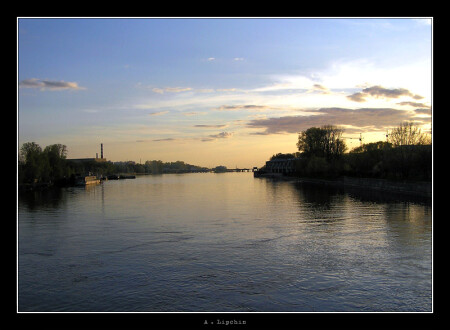 Теплый весенний вечер на краю города