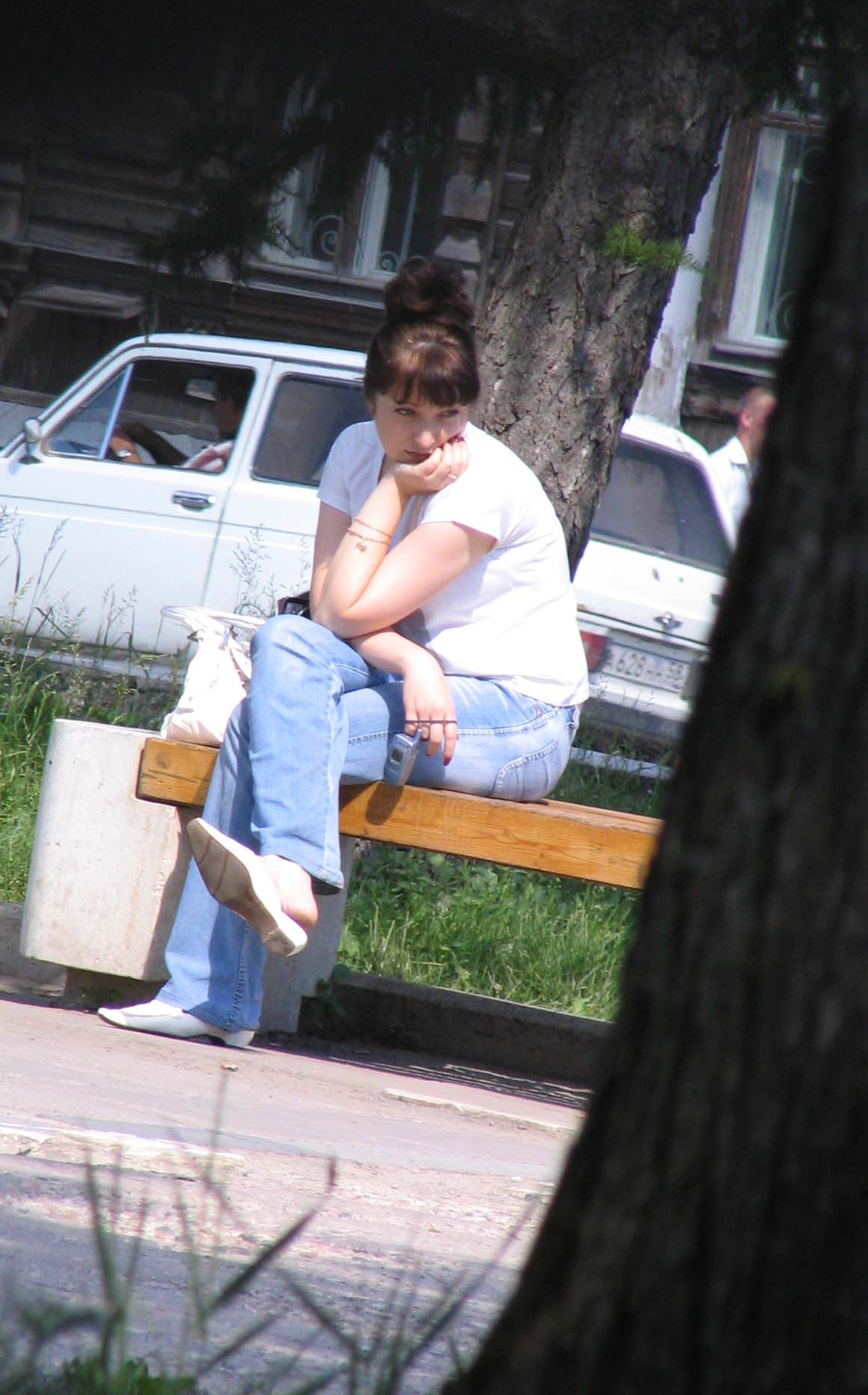 Про скучающую девушку.