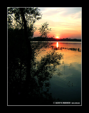 Закат над рекой