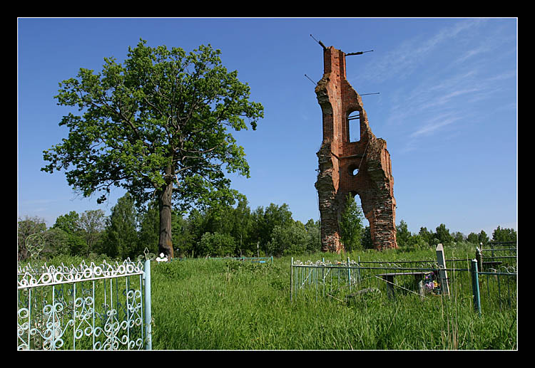 Памятник разрушенной церкви