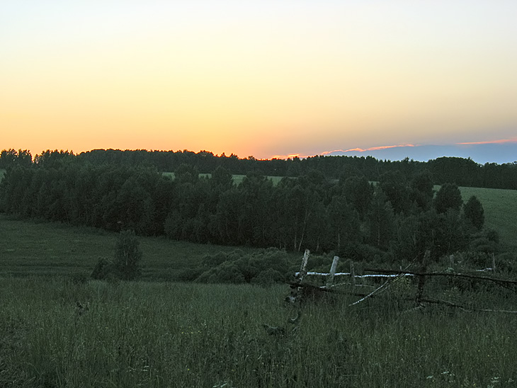 Смеркается.