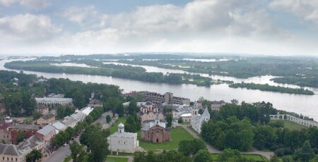 Вид на реку Волхов и Ярославово Дворище.