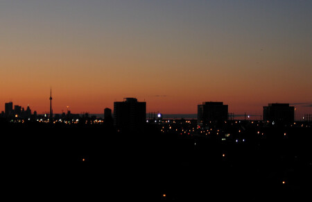 на границе дня и ночи [night and day: in between]