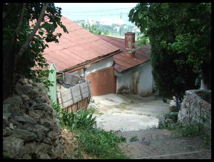 Крым, улица. Июнь.