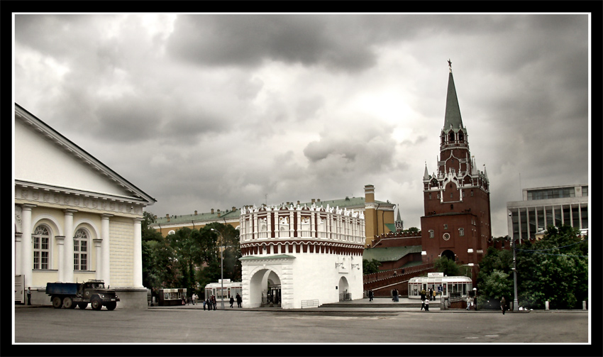 ...тучи над городом встали...