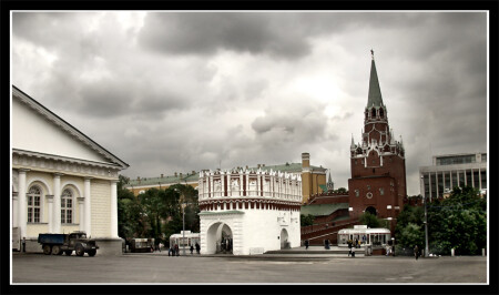 ...тучи над городом встали...