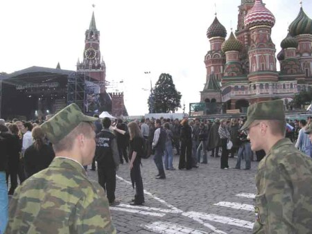 Два солдата в оцеплении на фоне собора.
