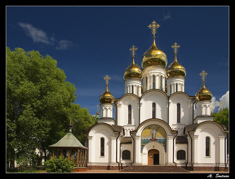 И неба синева и злато куполов...