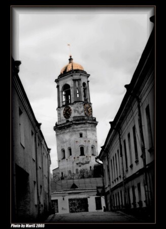 Бьют часы на старой башне