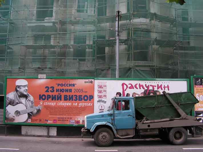 Я солнце собираю на дороге....