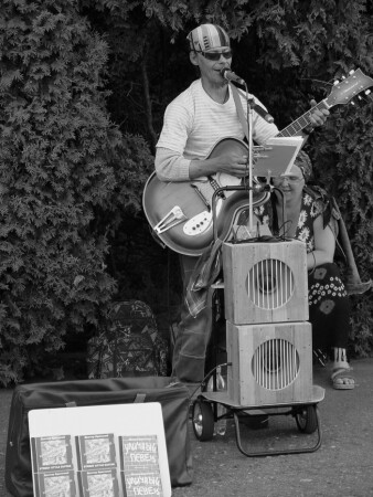 Уличный певец