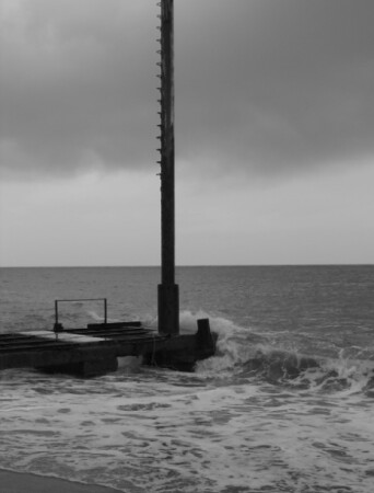 а волны бушуют и плачут...