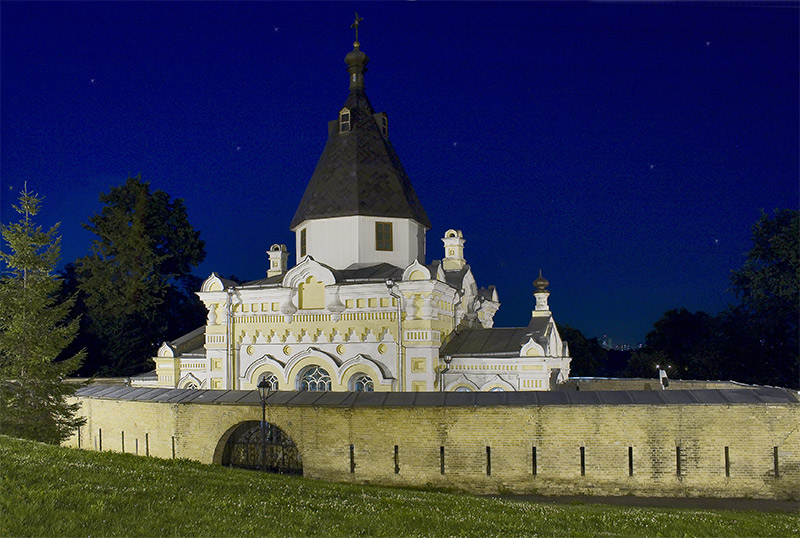 лавра ночью