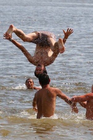 Развлечения волжан!В тени 40,а в воде -нормально!