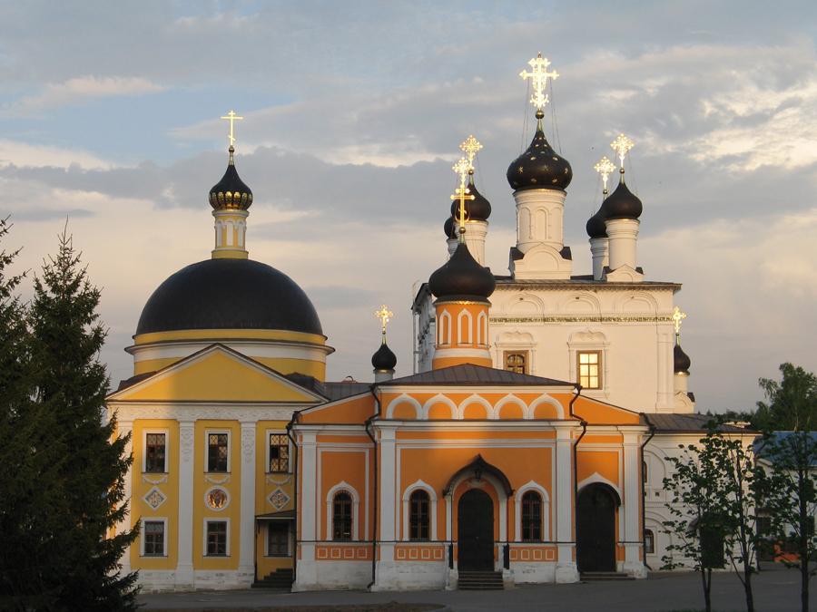 Вечер в монастыре