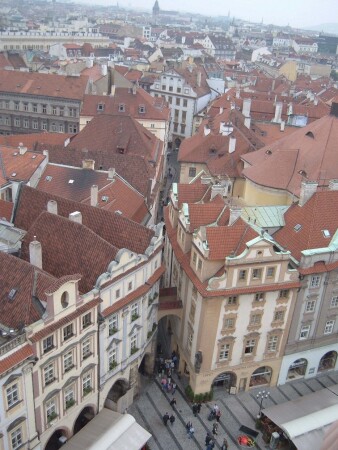 С крыши город виднелся дальше...