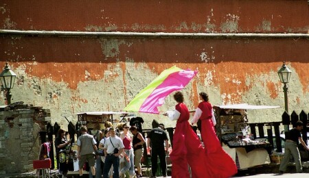 Манифест вязнет в толпе.